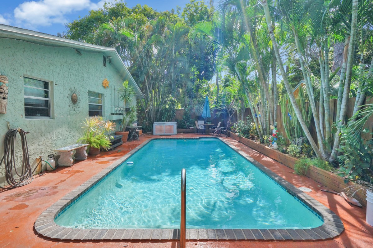 pool at reverside park apartments