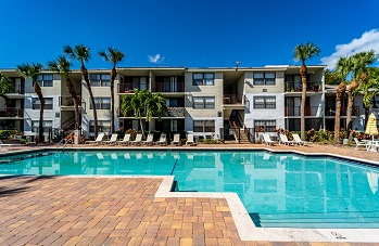 Bella Lago Vista - poolside view