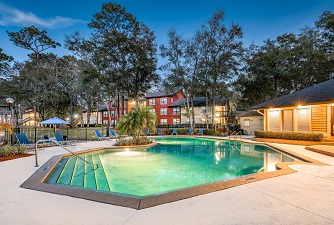 Swimmimg pool at Northlake apartments