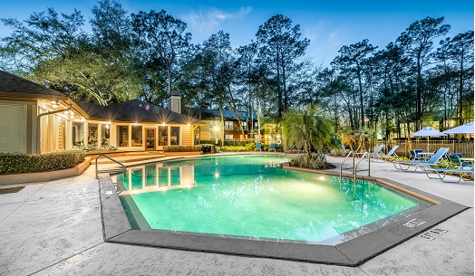 swimmimg pool at Northlake apartments